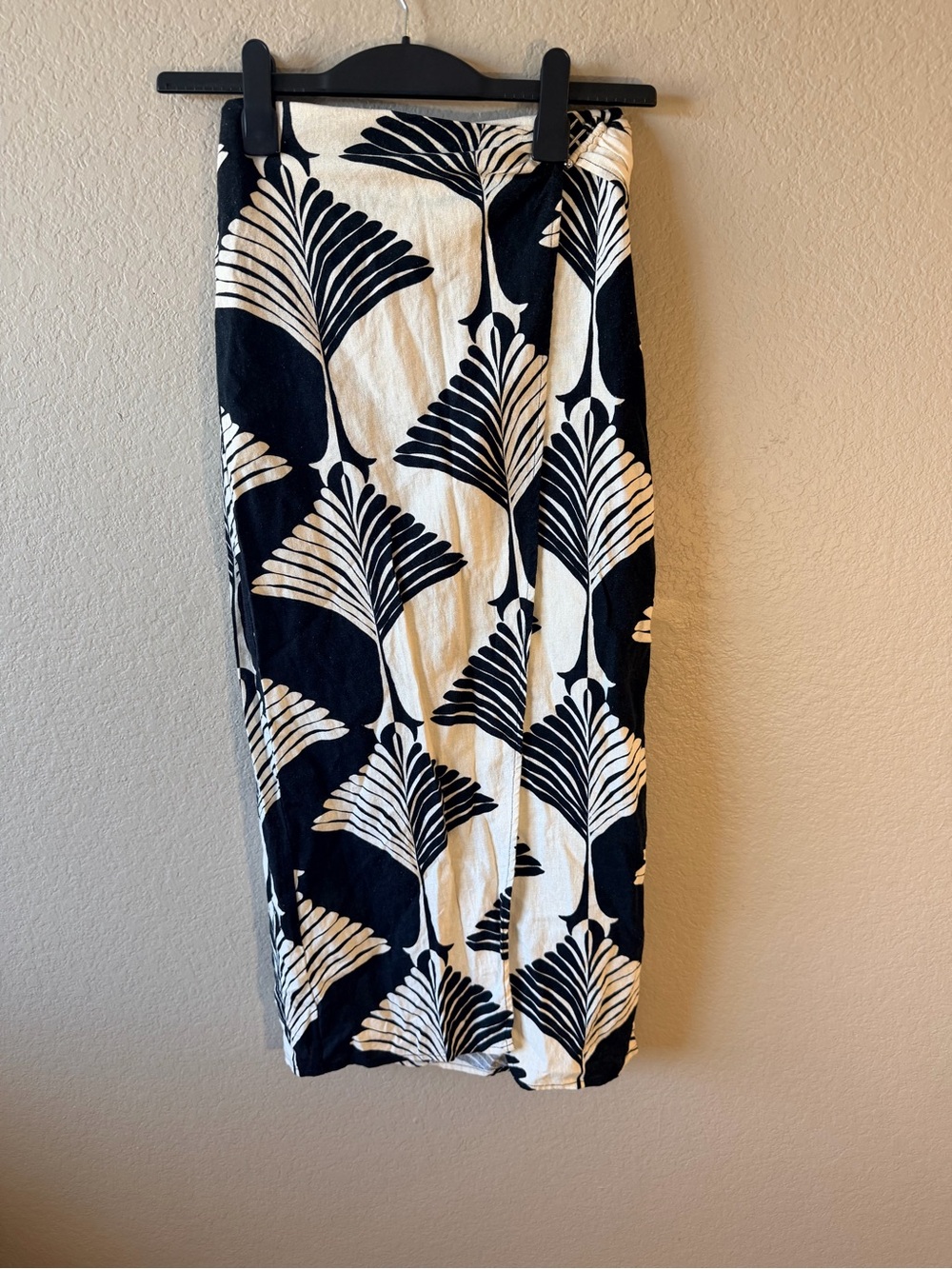 House of Harlow 1960 Black and White Printed Linen Skirt